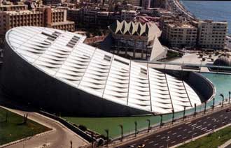 عراقي يهدي مكتبة الإسكندرية صوراً نادرة منها 700 صورة للقدس  