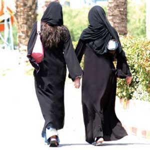 زوجة سعودية تطلق النار على الشرطة الدينية لتهريب عشيقها 