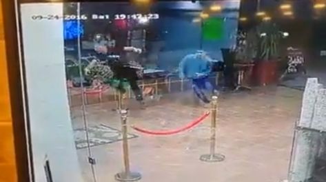 بالفيديو.. شخصان ينجوان من موت محقق بإربد بالفيديو.. شخصان ينجوان من موت محقق بإربد