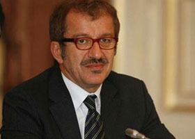 أحد زعماء المافيا الايطالية .. يهنئ الشرطة بالقبض عليه