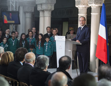 هولاند يقوم بأول زيارة لمسجد باريس الكبير تكريما للجنود المسلمين