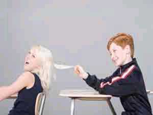 الأطفال المحرومون من آبائهم أكثر عدوانية  