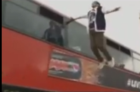 بالفيديو .. ساحر يتعلق فى الهواء ويجوب شوارع لندن بالفيديو .. ساحر يتعلق فى الهواء ويجوب شوارع لندن