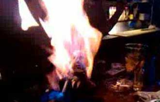 أوباما يشنق ويحرق وسط هتاف الجماهير بملهى ليلي