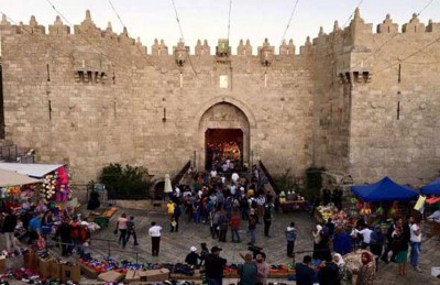 ناشط حقوقي يحذر من خطورة سحب إسرائيل الإقامة من 80 ألف مقدسي ناشط حقوقي يحذر من خطورة سحب إسرائيل الإقامة من 80 ألف مقدسي