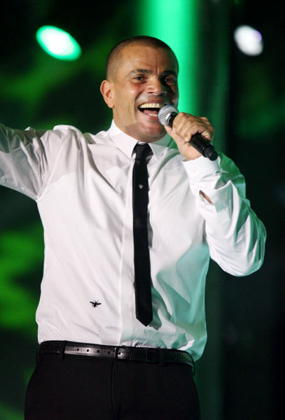 قذف عمرو دياب بالحجارة في دبي 