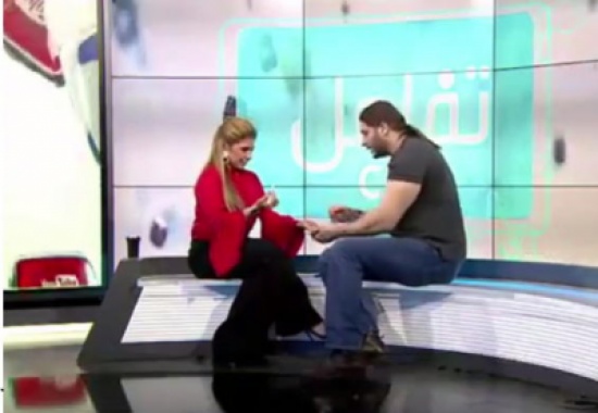 شاهد.. لاعب الخفة “البايض” ينفذ مقلباً في المذيعة على الهواء ويدفعها للصراخ