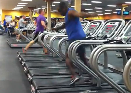 رياضي يرقص على جهاز المشي