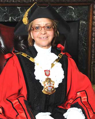 منى" أول عمدة عربية في بريطانيا  