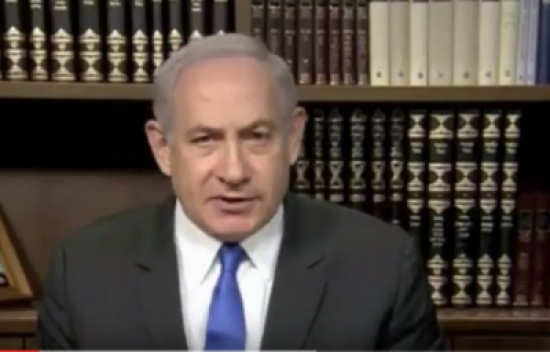 فيديو: نتنياهو يمزق ويلقي بوثيقة حماس في سلة المهملات أمام الكاميرا