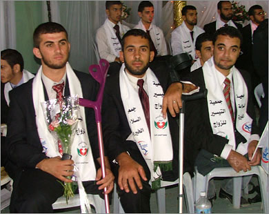 غزة تزوج مائة من جرحاها 