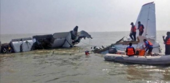 بالفيديو: لحظات من الرعب إثر تحطم طائرة فوق المياه