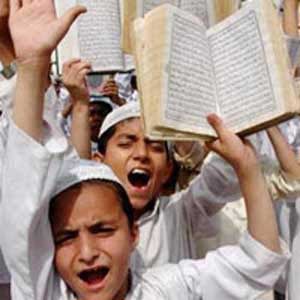 هولنديون يشنقون خروفاً علي مسجد ويتركونه معلقاً  