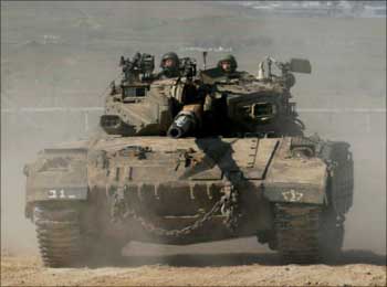  قوات الاحتلال تقصف مجموعة من المواطنين الفسطينيين شمال قطاع غزة