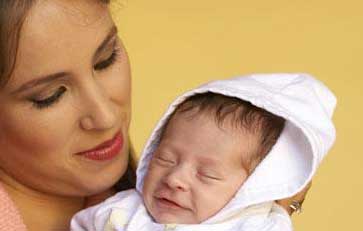 ما الذي يحتاجه طفلك في أشهره الأولى خارج الرحم؟