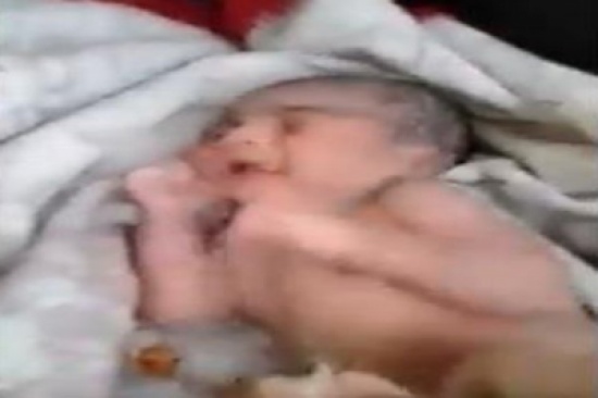 فيديو مؤثر لرضيع ملقى في الشارع والحبل السري مازال عالقاً به