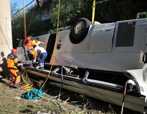 عشرات القتلى والجرحى من السياح الروس في سقوط حافلة من على جسر في تركيا 