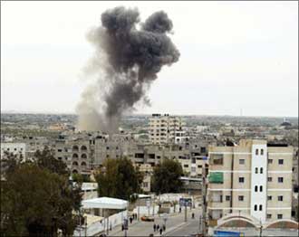 اصابة 22 فلسطينيا في غارات اسرائيلية على غزة 