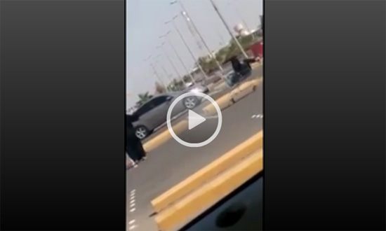 فيديو يثير الجدل : فتيات يلهون في الشارع في السعودية