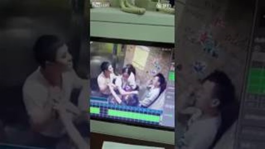 بالفيديو.. علقة ساخنة لرجل حاول فض «خناقة» بين زوجين بالفيديو.. علقة ساخنة لرجل حاول فض «خناقة» بين زوجين