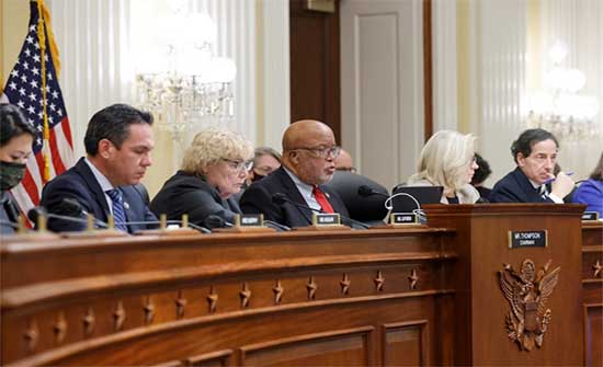 أوصت بملاحقته قضائيا.. لجنة برلمانية تتهم مستشارا سابقا لترامب بازدراء الكونغرس