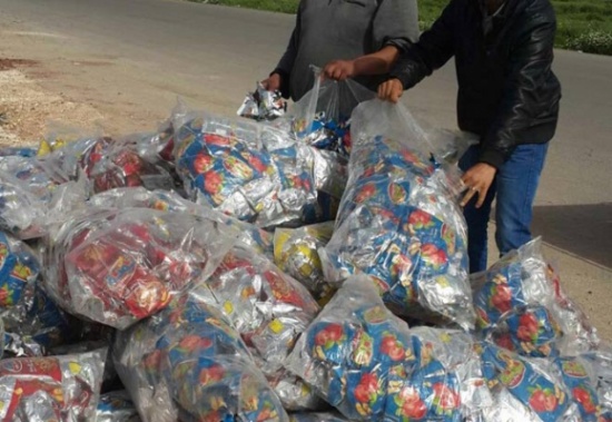 بالصور : مركبة مجهولة تلقي 2000 كيس شيبس على قارعة الطريق في مادبا بالصور : مركبة مجهولة تلقي 2000 كيس شيبس على قارعة الطريق في مادبا