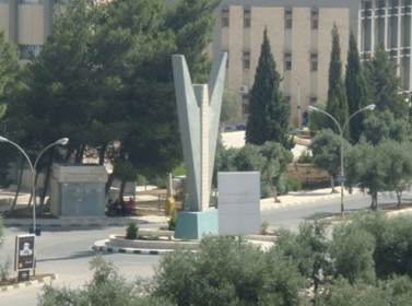 موظفو اليرموك يجددون اعتصامهم أمام رئاسة الجامعة موظفو اليرموك يجددون اعتصامهم أمام رئاسة الجامعة
