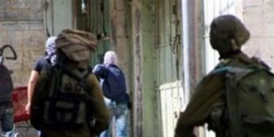 بالفيديو: جنود إسرائيليون ينكلون بمراهق مصاب بمتلازمة "داون" في الخليل بالفيديو: جنود إسرائيليون ينكلون بمراهق مصاب بمتلازمة "داون" في الخليل
