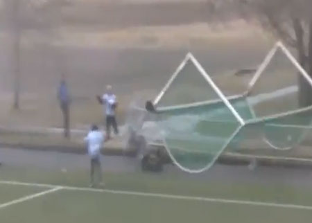 الرياح الشديده تقتلع مرمى