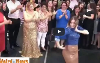 بالفيديو.. فتاة حسناء تخطف الأضواء من العروس برقصة مميزة