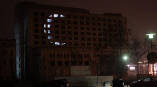 بالصور: شاب "يسرق القمر" إلى بناء مهجور