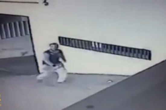 فيديو: كاميرا مراقبة ترصد لحظة سرقة ذهب وأموال من سيارة