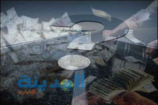 رجل يوزع مالا على المارة ( فيديو ) رجل يوزع مالا على المارة ( فيديو )