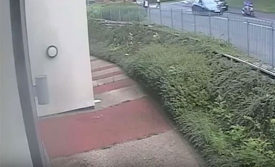 بالفيديو....مراهقة تنقذ نفسها من الاغتصاب في بريطانيا