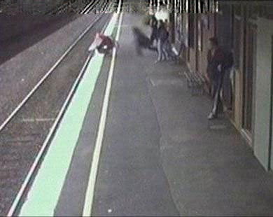 نجاة رضيع تدحرجت عربته تحت قطار