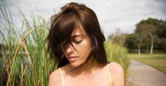 القلق يجعل النساء أقصر قامة 