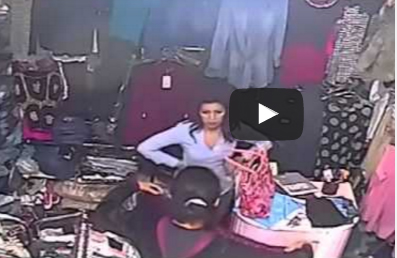 شاهد.. فتاة تسرق حافظة نقود وتخفيها أسفل عباءتها