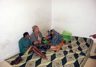  ذئبان آدميان يأكلان القطط ولحوم البشر