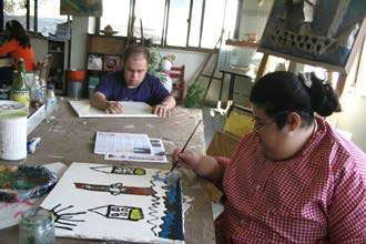 خبيرة مصرية تعالج ذوي الاحتياجات الخاصة بالرسم والغناء والرقص