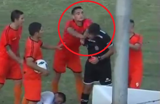 لاعب أرجنتيني يوجه لكمة قوية للحكم بعد طرده (فيديو) لاعب أرجنتيني يوجه لكمة قوية للحكم بعد طرده (فيديو)