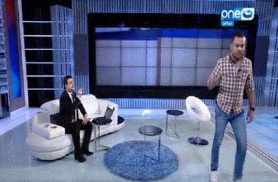 فيديو: مذيع مصري ينسحب من البرنامج بعد قيام ضيفه باختراق جواله على الهواء فيديو: مذيع مصري ينسحب من البرنامج بعد قيام ضيفه باختراق جواله على الهواء