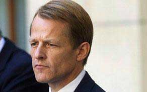 استقالة وزير بالخزانة بسبب نفقات شريكه المثلي