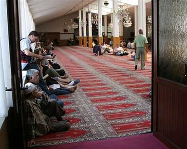 محكمة ألمانية تمنع الطلاب أداء الصلاة في المدارس  