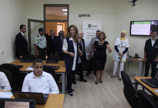 الملكة نور الحسين تفتتح في مدرسة اليويبل الصف الذكي