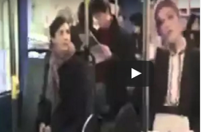 شاهد.. امرأة غاضبة تضع فتاة حسناء في موقف محرج