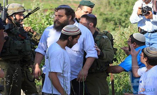 مستوطنون يعتدون على مزارعين شمال رام الله مستوطنون يعتدون على مزارعين شمال رام الله