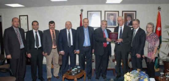 رئيس الجامعة الهاشمية يلتقي نائب رئيس جامعة كمنتس التقنية الالمانية رئيس الجامعة الهاشمية يلتقي نائب رئيس جامعة كمنتس التقنية الالمانية