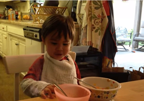 حول مقاطع فيديو لولده الصغير إلى افلام سينمائية