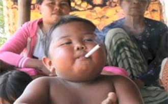 طفل في الثانية.. صاحب مزاج ويدخن 40 سيجارة يومياً 