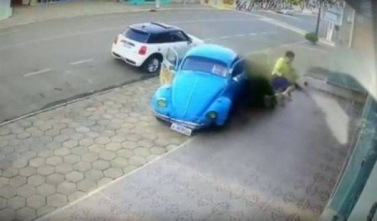 بالفيديو.. شاب برازيلي ينجو من الموت بأعجوبة